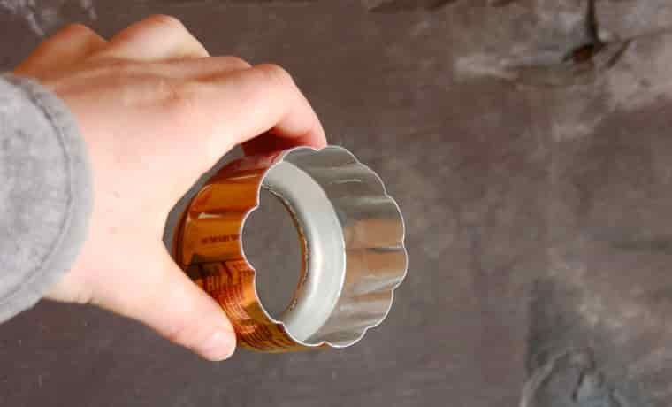 Pattern of folds in soda can