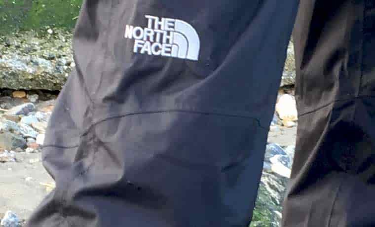 Articulated knee of waterproof pants