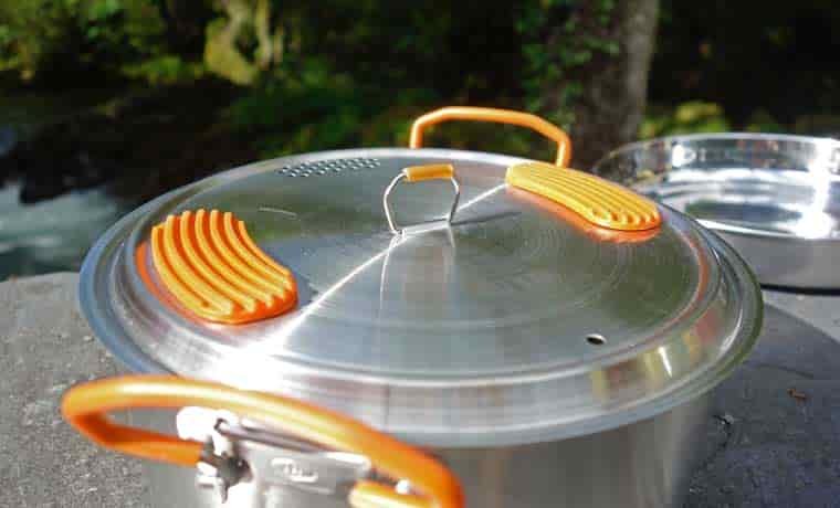 Pot with lid on