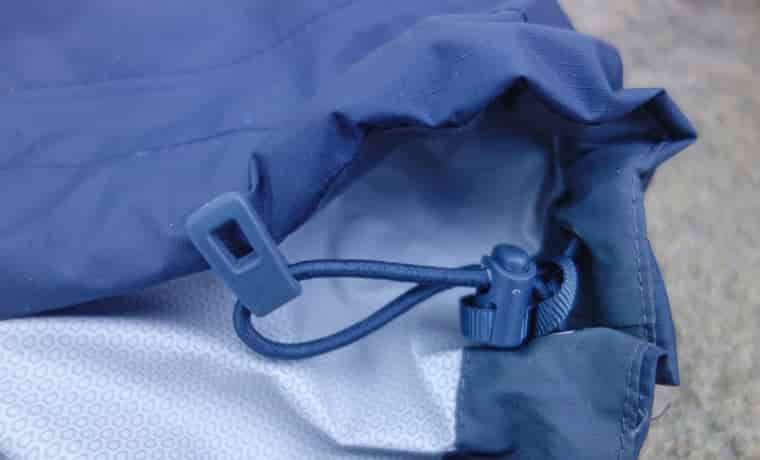 Hem toggle on jacket