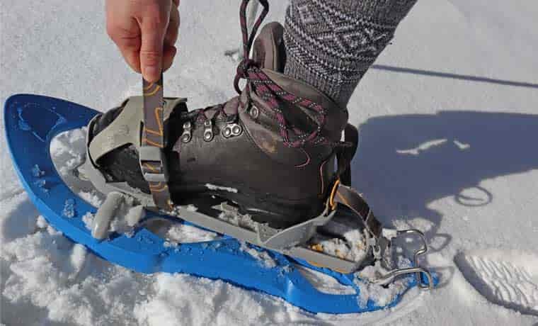 Fitting snowshoes