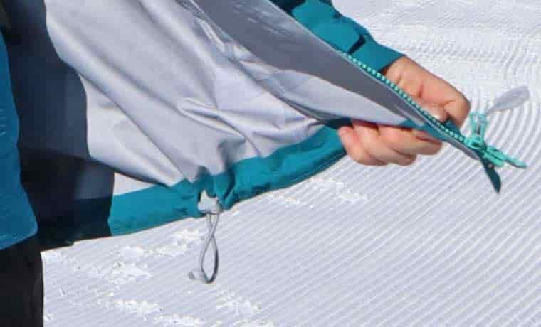 Hem toggle of jacket