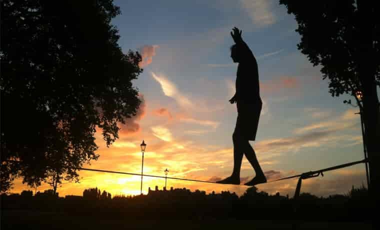 Slacklining-silhouette