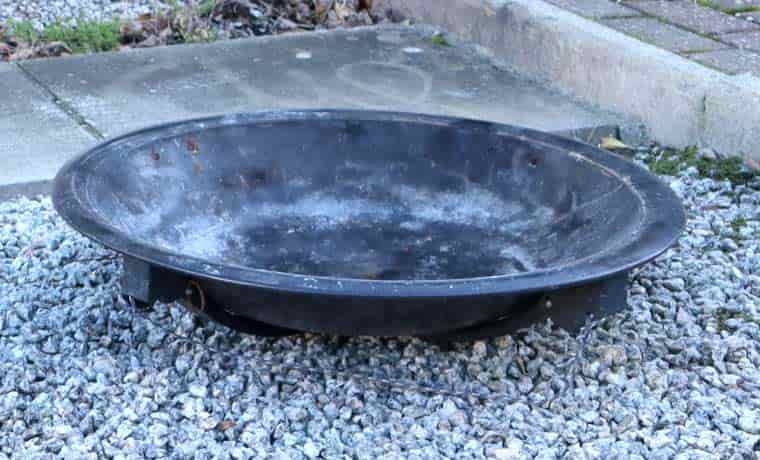 Fire pit with folded legs