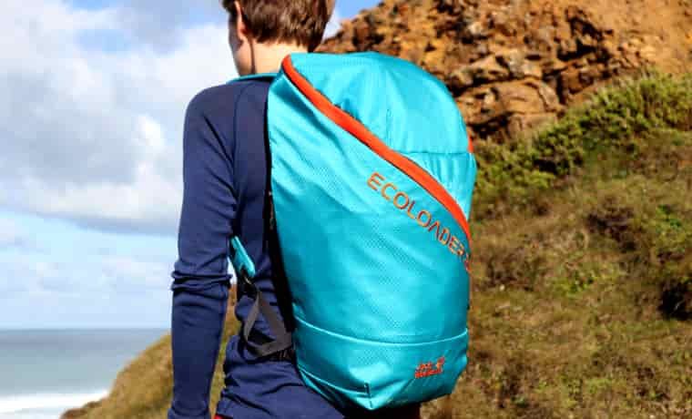 Woman carrying Jack wolfskin ecoloader 24 pack