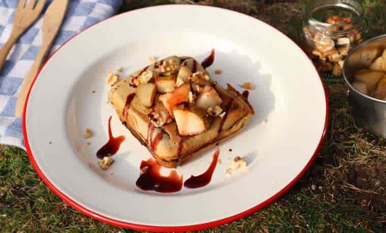 Pancake with pears and walnuts