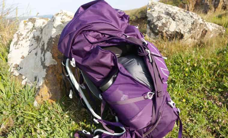 Side access of backpack