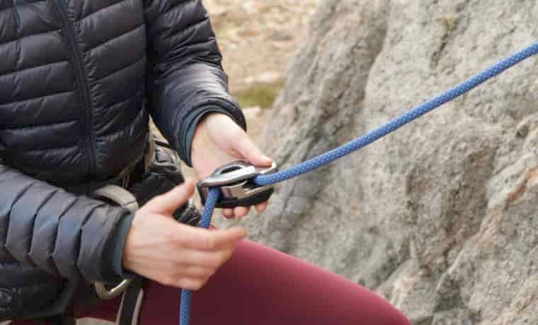 Setting up a grigri for climbing