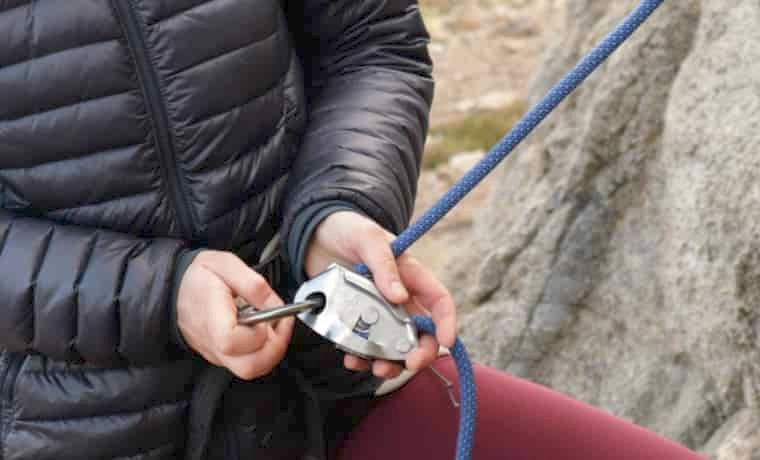 Setting up a grigri for climbing