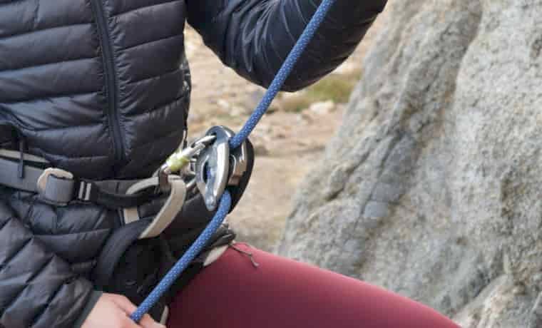 Setting up a grigri for climbing