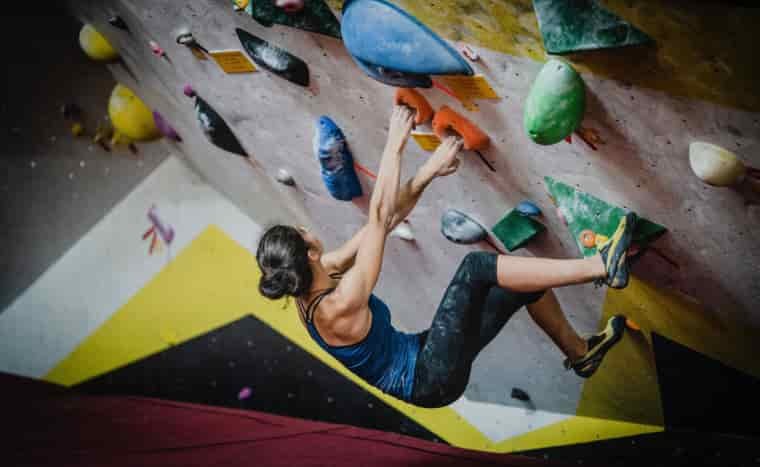 Woman-indoor-bouldering