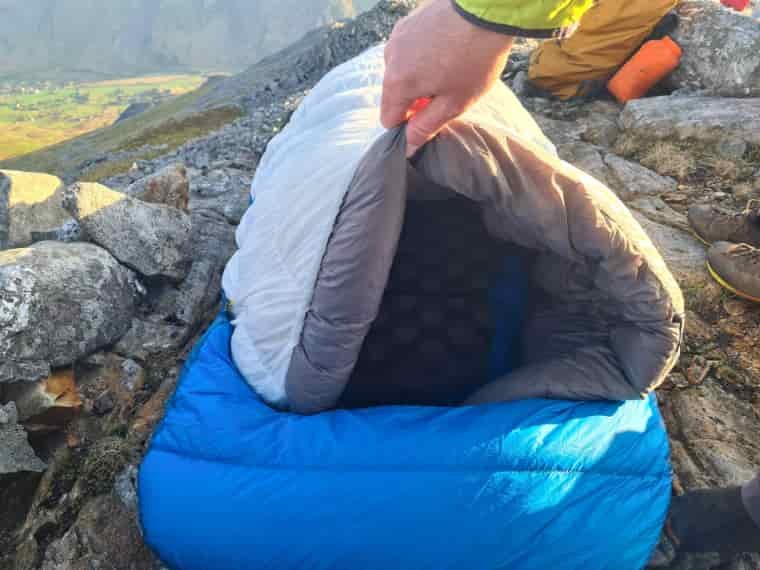 Sleeping quilt opening