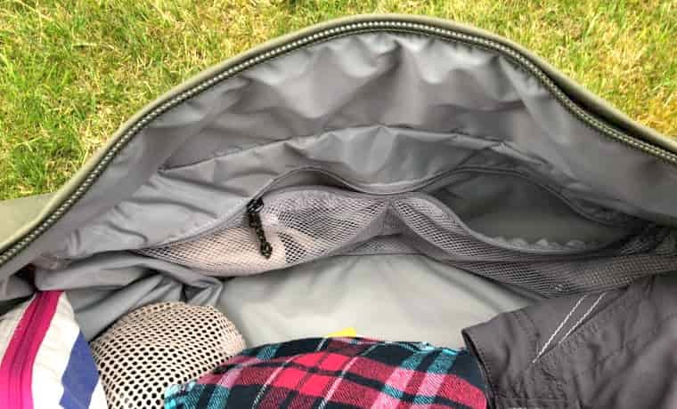 Internal mesh pocket of duffel
