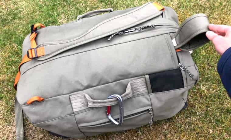 Shoulder strap stow away